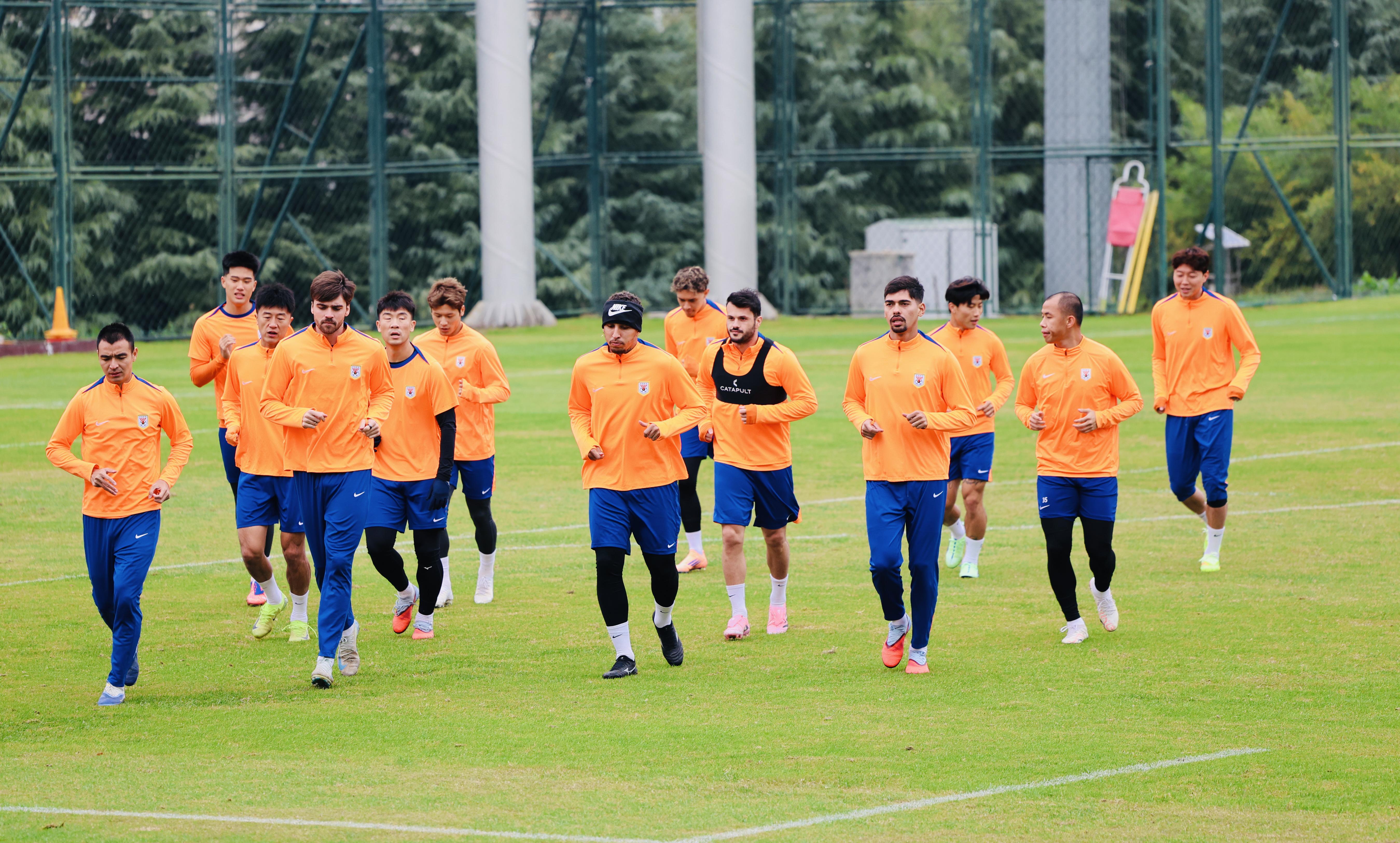 泰山队20人备战海港，韩鹏誓师争胜，海港双星缺席训练