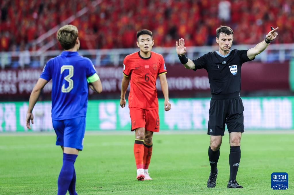 中超第28轮焦点战：泰山VS海港外籍裁判执法，争冠格局生变