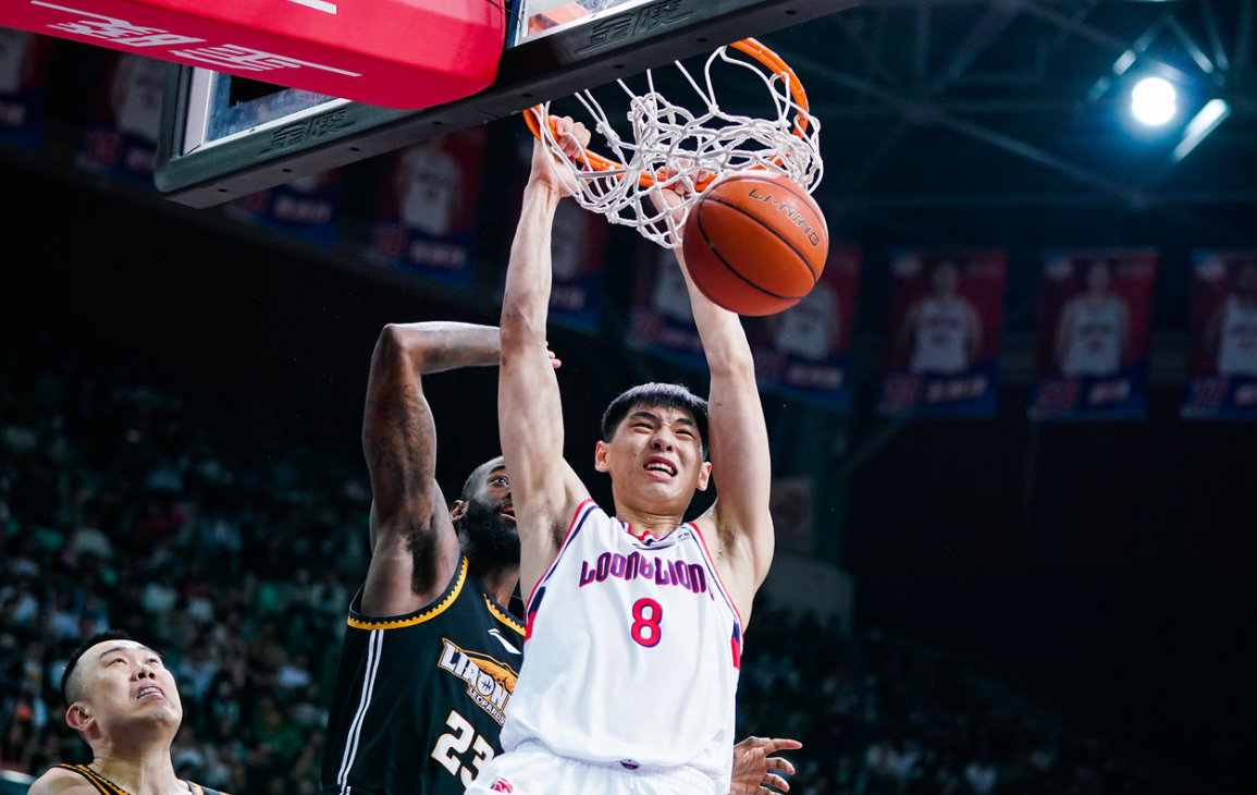 崔永熙加盟广东后骑电动车引热议 网友：全队成电动车代言人