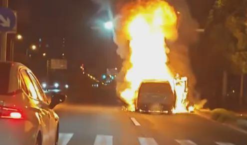 理想MEGA自燃事故反转：车门能否打开成焦点