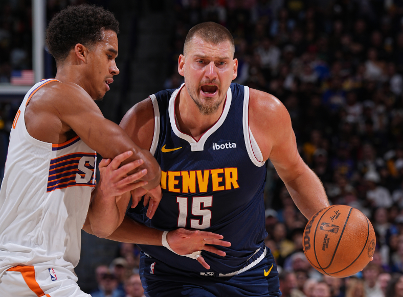 约基奇连续两场三双！掘金7人得分上双大胜太阳，布克空砍31分