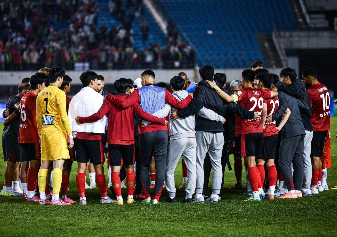 6轮不胜！长春亚泰被曝年轻球员夜店丑闻：沉迷玩乐致状态下滑
