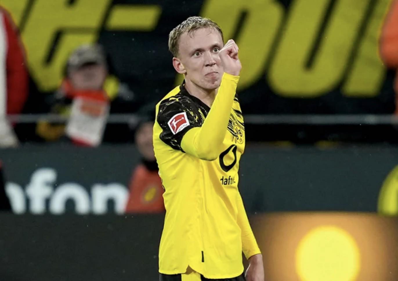 拜尔：南看台前制胜球，头撞晕也难掩喜悦