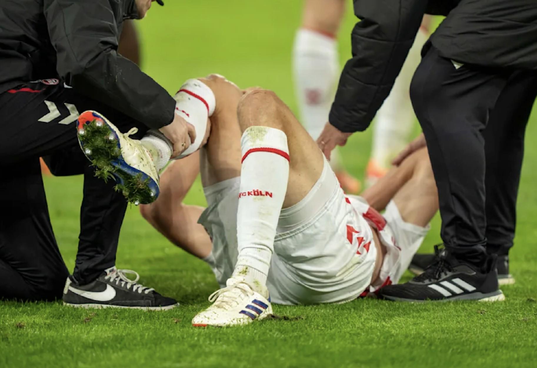 德甲焦点：科隆球员许伯斯对阵多特时右膝重伤，预计长期缺阵
