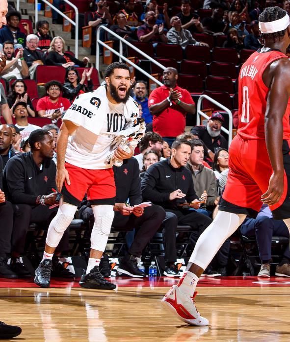 火箭三巨头配合失误暴露短板，交易替补或换新控卫成破局关键