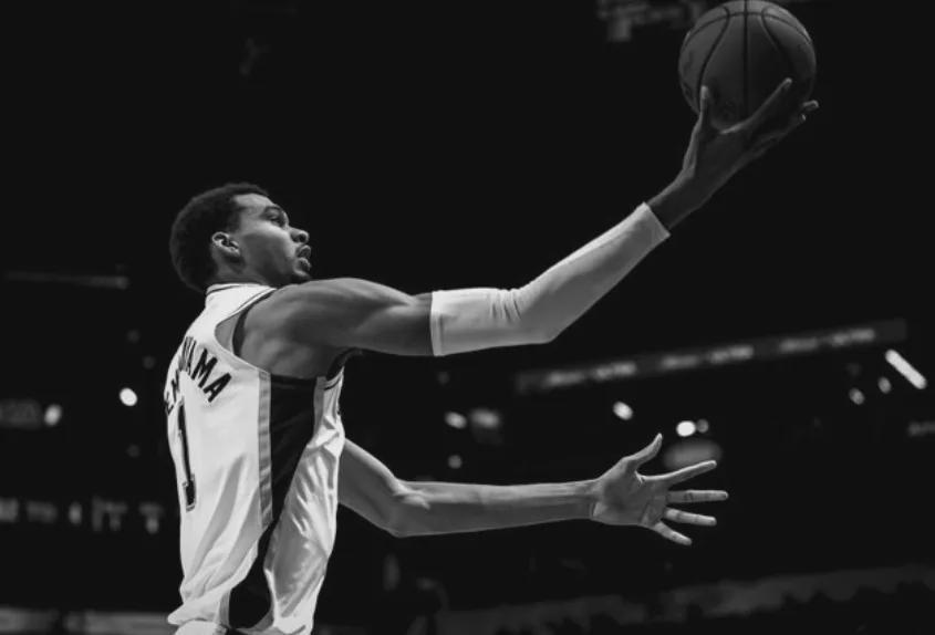 文班亚马狂轰69+26+12！胖虎隔扣回应，状元对决引爆全场