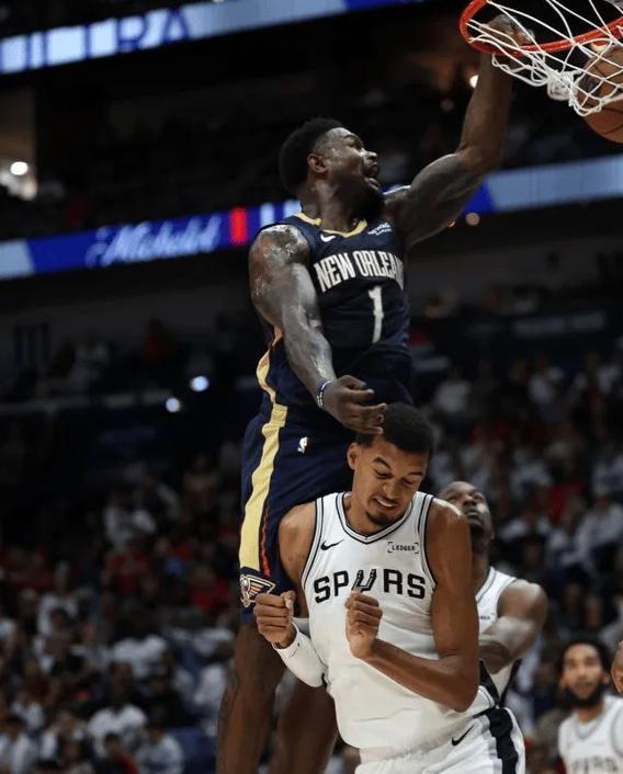 NBA新宿敌对决！蔡恩两次隔扣文班亚马，文班强势回击