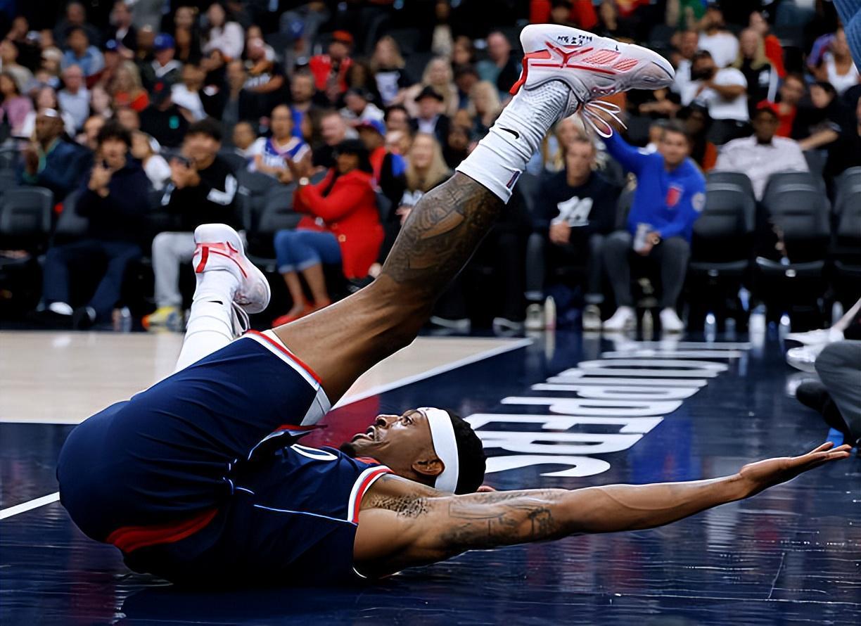 快船后场新援比尔状态佳却战术受限，球队需调整策略？