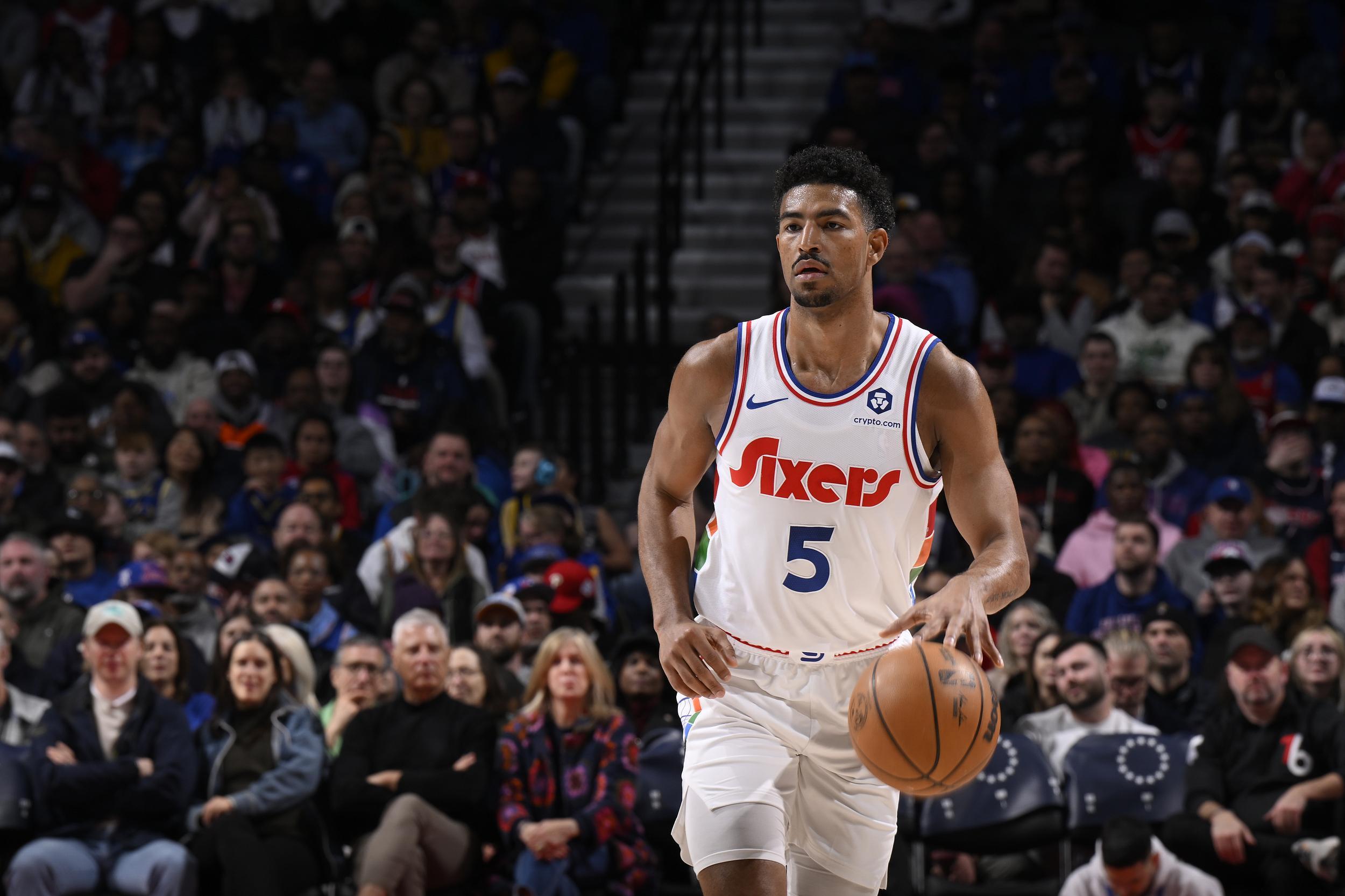 格莱姆斯24分准绝杀：76人逆转黄蜂，靠拼抢赢下关键战