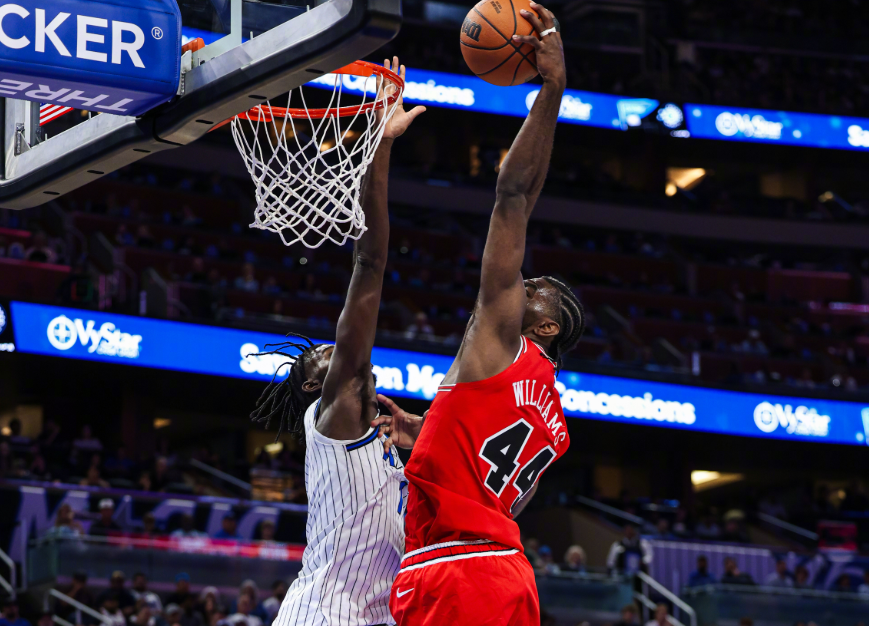 约基奇三双闪耀NBA赛场，恩比德20分钟表现引争议