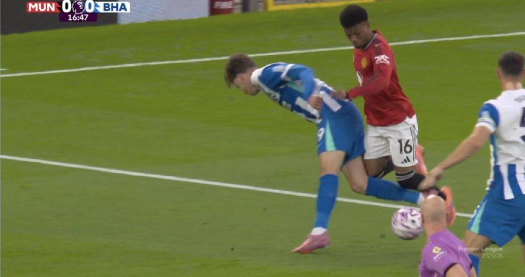 英超官方：阿马德禁区倒地未判点，德库耶佩先触球