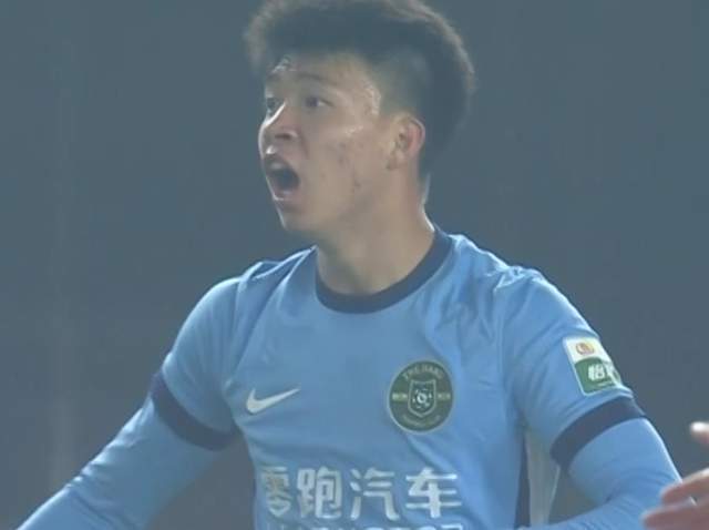 中超裁判再现低级失误：有利进攻遭误判，王钰栋怒砸皮球引热议