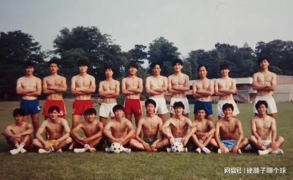 国少队合影:后排左三为吴崇文