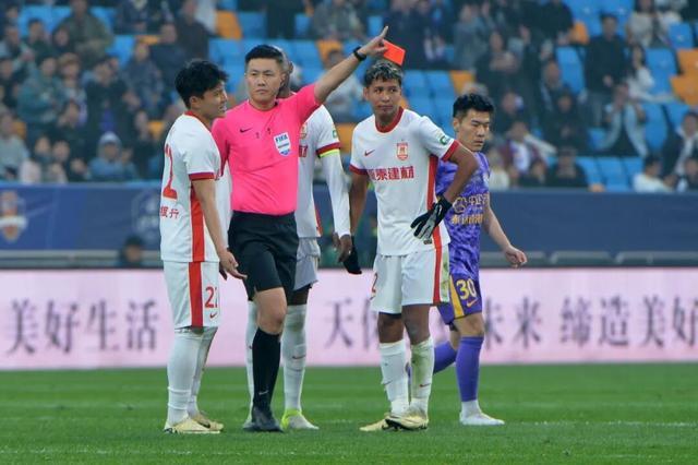 长春亚泰红牌致失利：保级关键战痛失好局