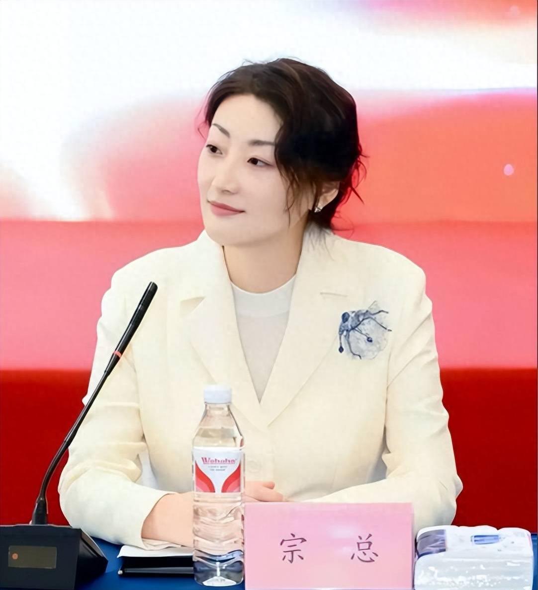 亲叔没想到，“辞职”不过是虚晃一招，宗馥莉比他想象得强