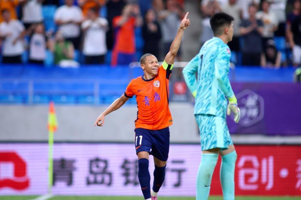 青岛海牛客场4-2逆转国安创历史！萨里奇戴帽破5大魔咒