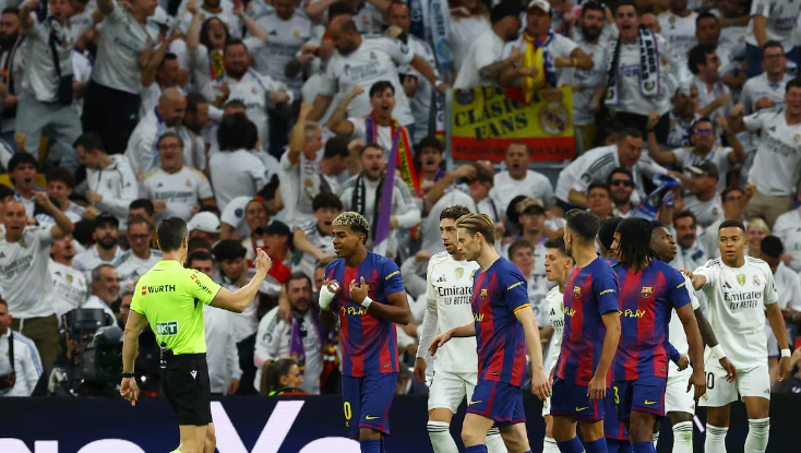 国家德比三次争议判罚全解析：点球取消、越位判罚与肘击争议