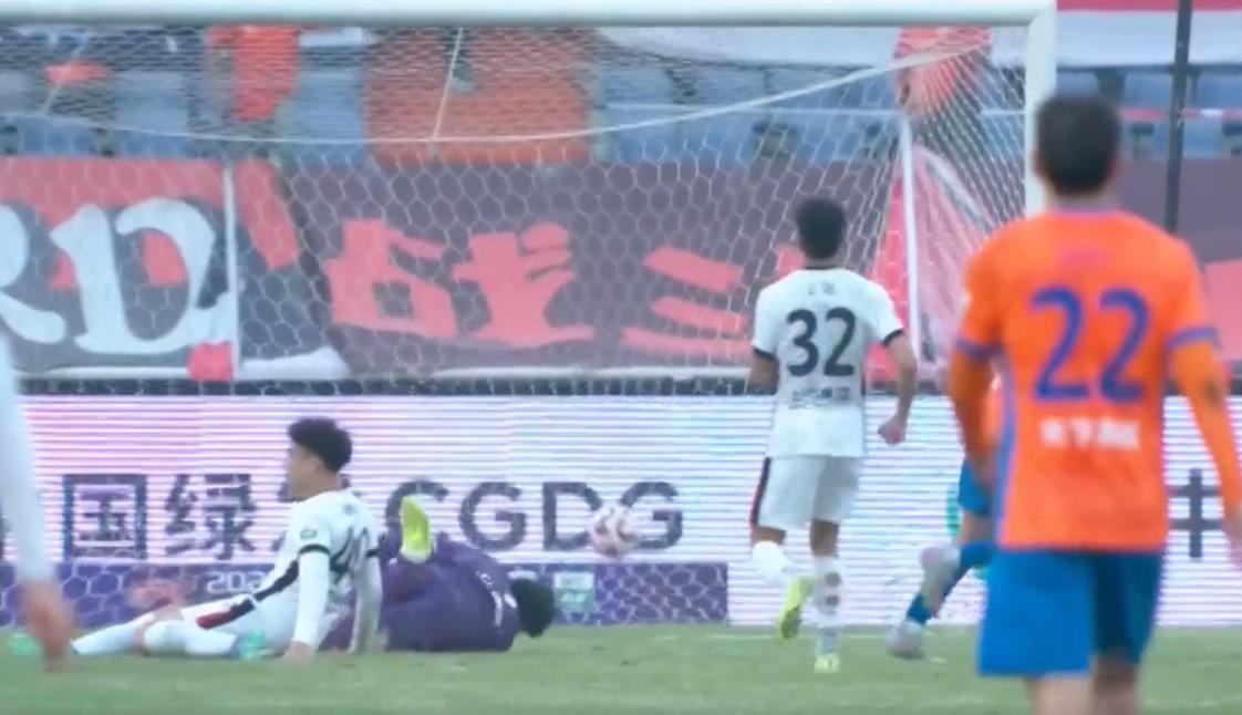 山东泰山3-1逆转上海海港：高强度对决，莱昂纳多伤势成焦点