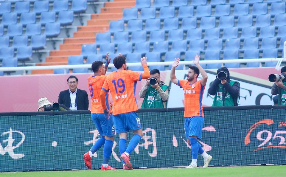 中超争冠局势突变！泰山3-1逆转海港终结4连胜 卡扎双响