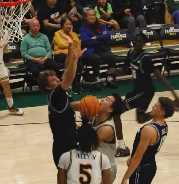 王俊杰NCAA季前赛爆发！狂砍23分展现全能进攻，三分回暖可期