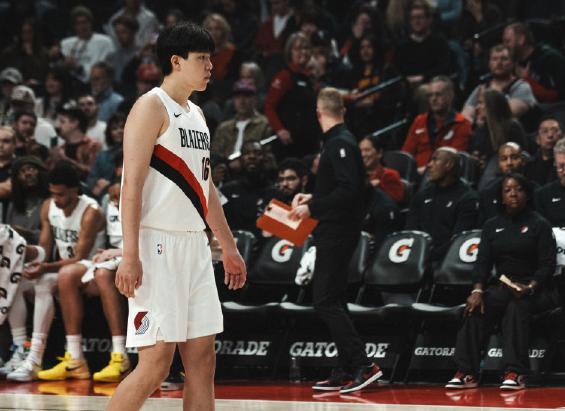 杨瀚森面临压力？同届新秀闪耀赛场，他何时迎来高光时刻？