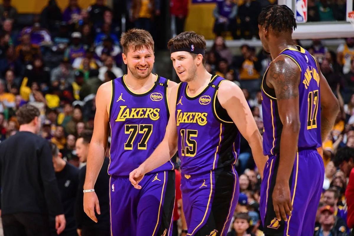 湖人双星狂轰74分夺首胜！东契奇里夫斯互动引爆球迷热议