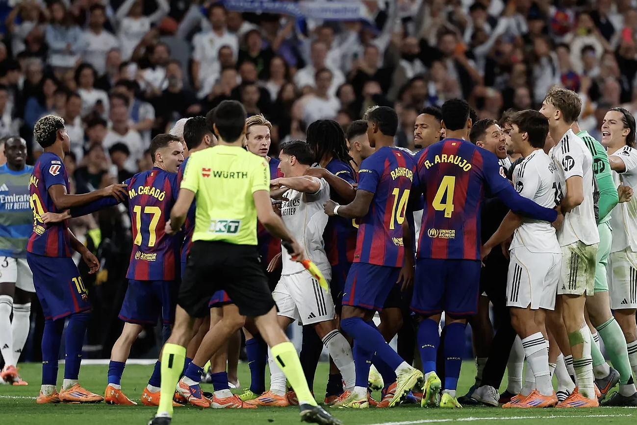 西班牙国家德比赛后冲突详解：皇马巴萨多人染黄，卢宁红牌罚下