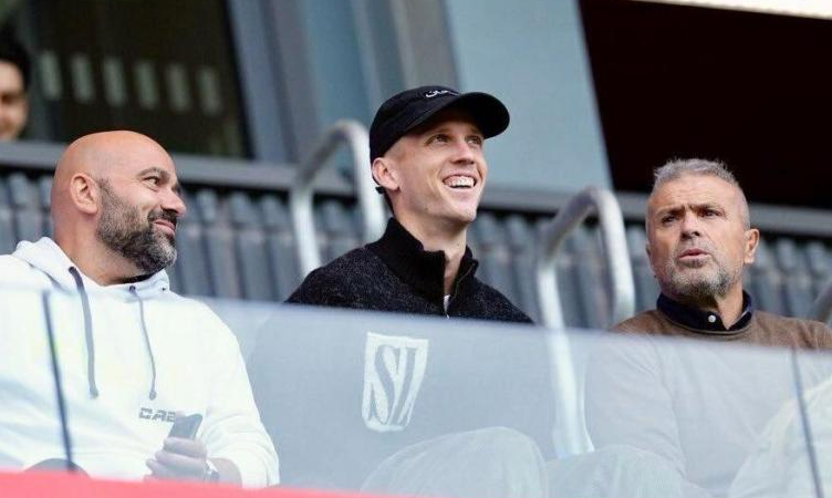 因伤缺席国家德比 奥尔莫现身巴萨B队比赛现场助威