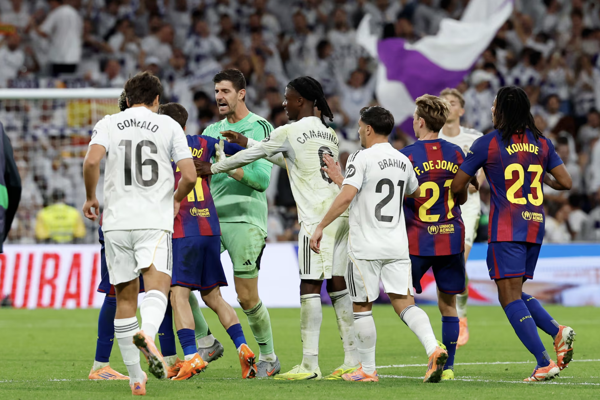 阿斯报：警方介入国家德比赛后冲突，及时平息球员争端