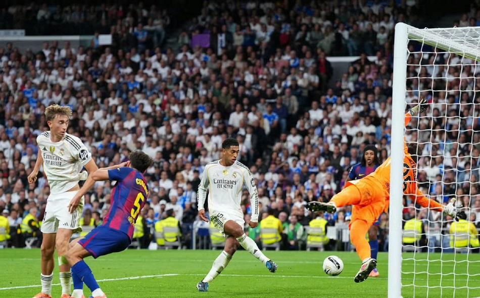 西甲国家德比：佩德里红牌离场，皇马2-1胜巴萨终结四连败