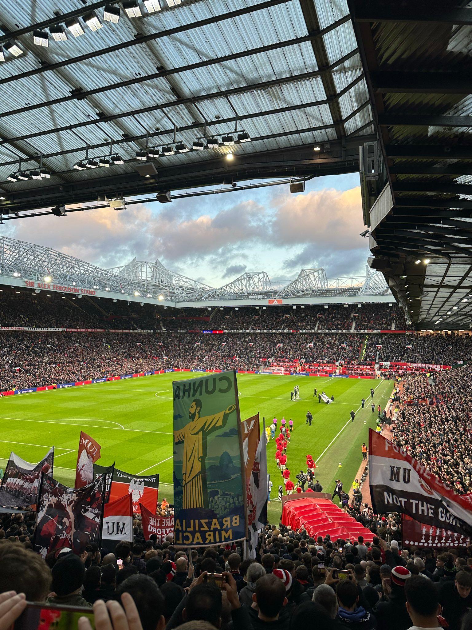 曼联球迷创意助威：库尼亚版‘耶稣像’旗帜现身赛场