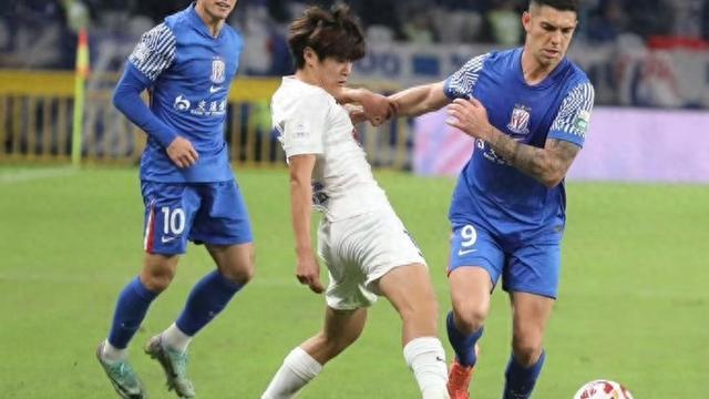 中超争冠关键战：申花主场错失反超良机，再交学费引反思