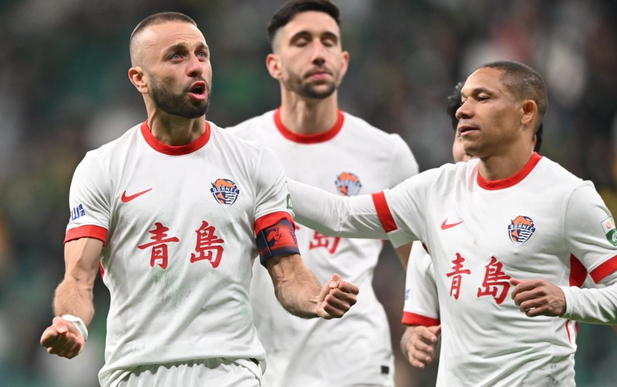 拉米罗创队史耻辱！李霄鹏率青岛海牛逆转，35岁外援封神