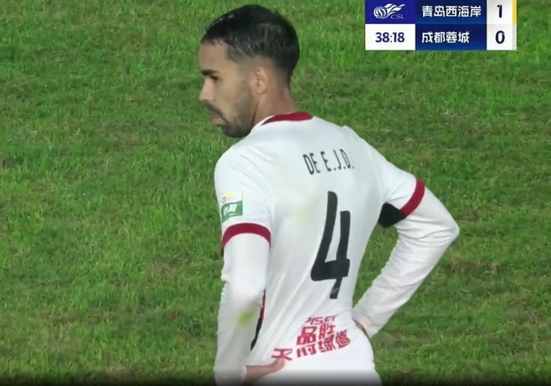 中超激战：成都蓉城2-2平青岛西海岸，德尔加多失误引热议
