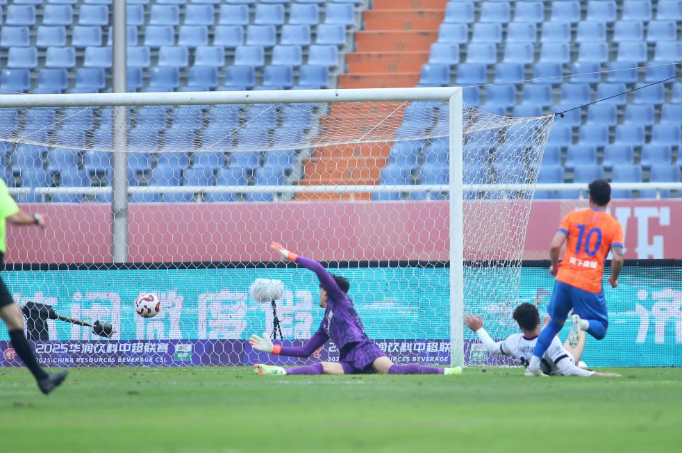 中超争冠战爆冷：申花、成都失利，海港仍领跑积分榜