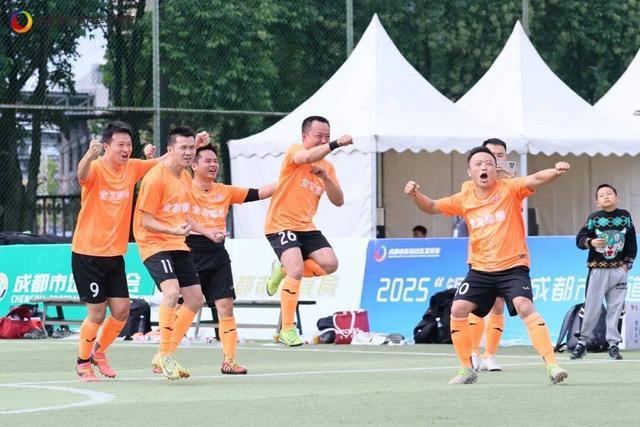 2025成都街道社区足球赛总决赛盛大开幕 32支球队激战