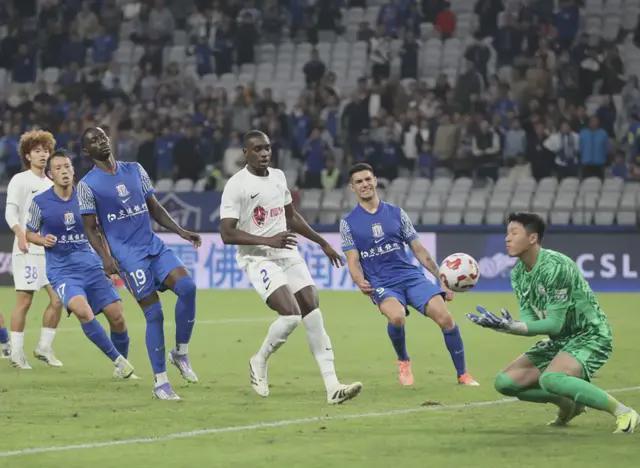 中超第28轮战报：上海申花2-2战平大连英博，精彩对决回顾