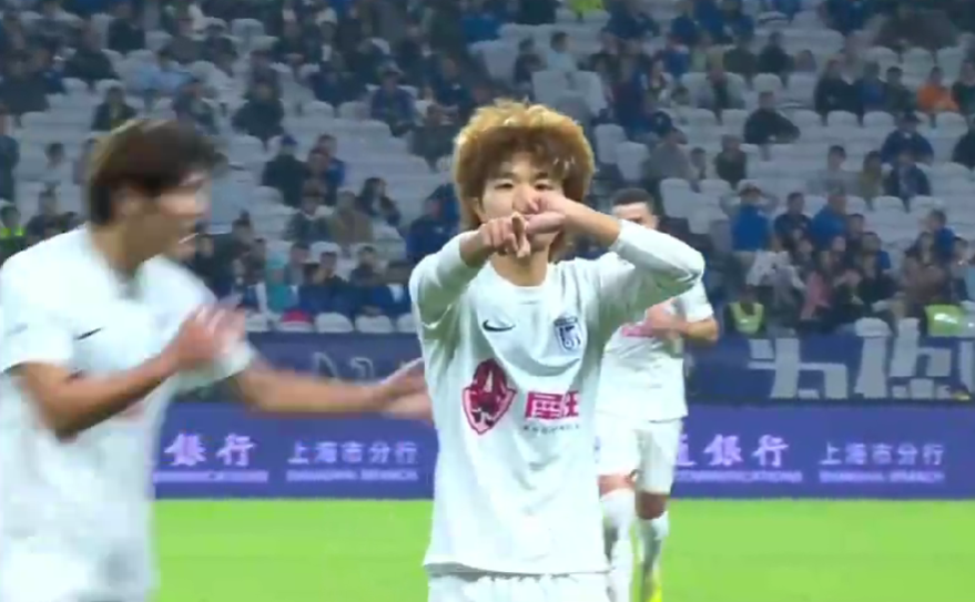 中超第28轮：申花1-2落后大连，后防漏洞成致命伤