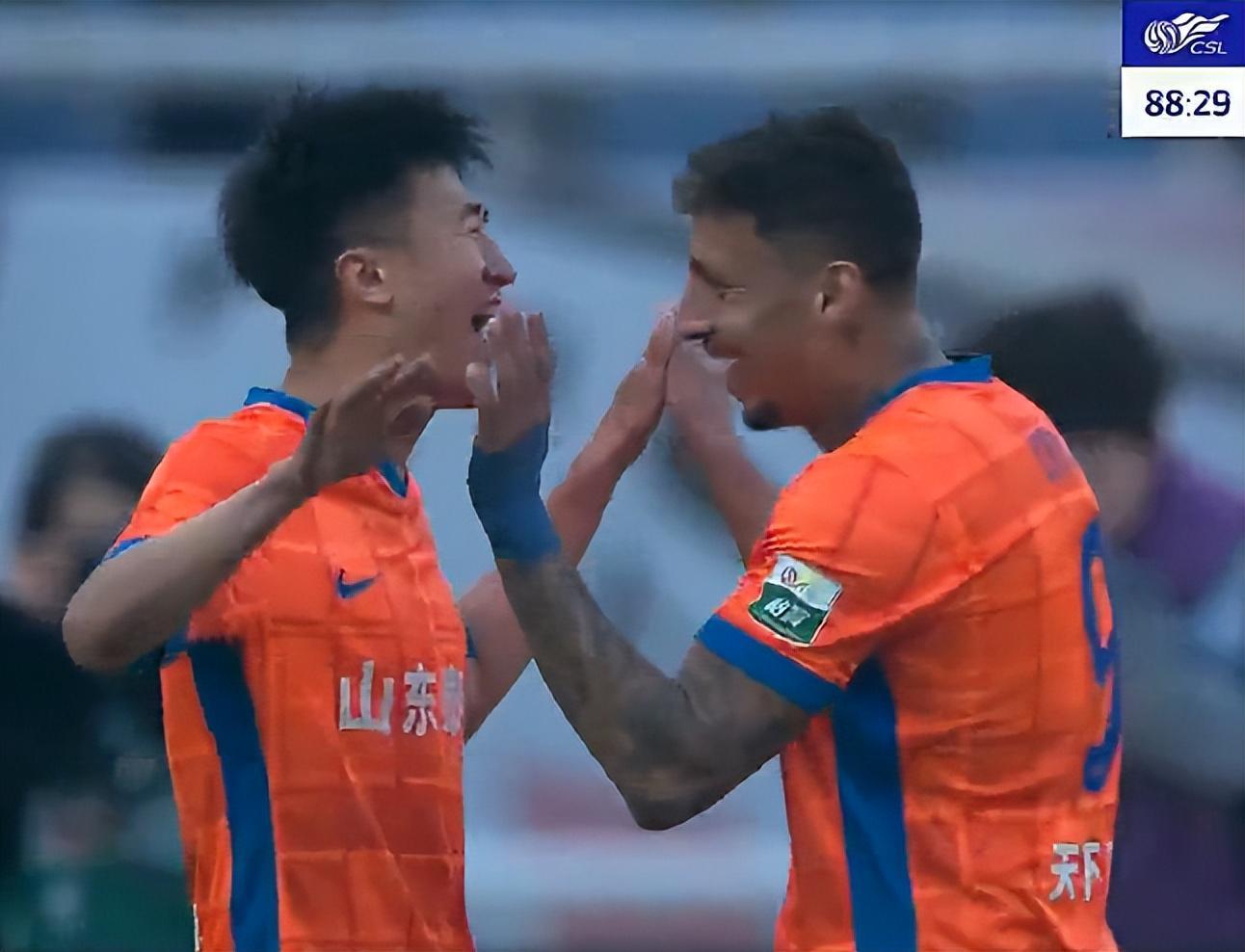 中超激战：刘洋18个月后破门，山东泰山3-1逆转海港