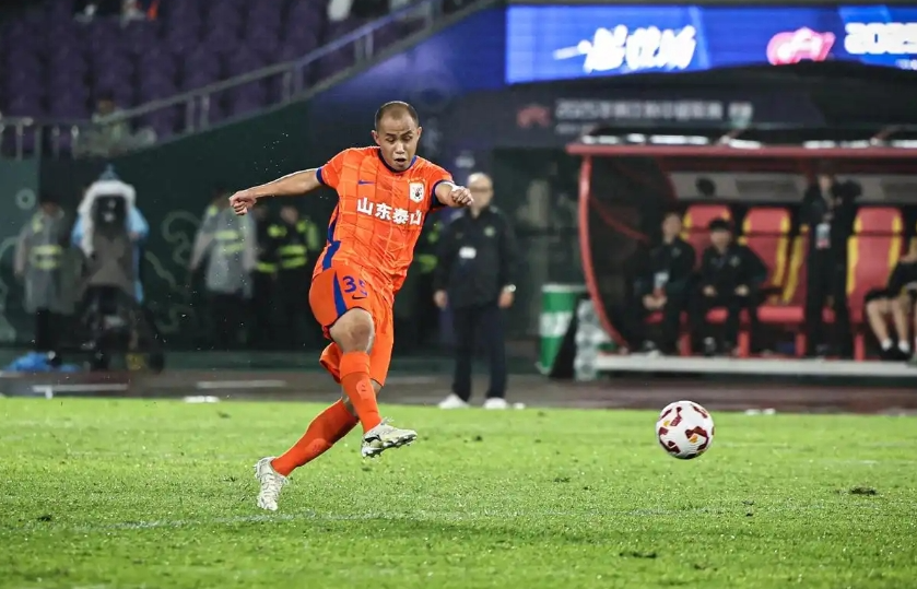 鲁沪对决首发揭晓：李小恒首发，谢文能替补待命