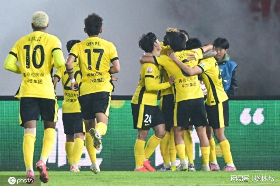 中超2025赛季：成都蓉城2-2绝平青岛西海岸，戴维森费利佩双响