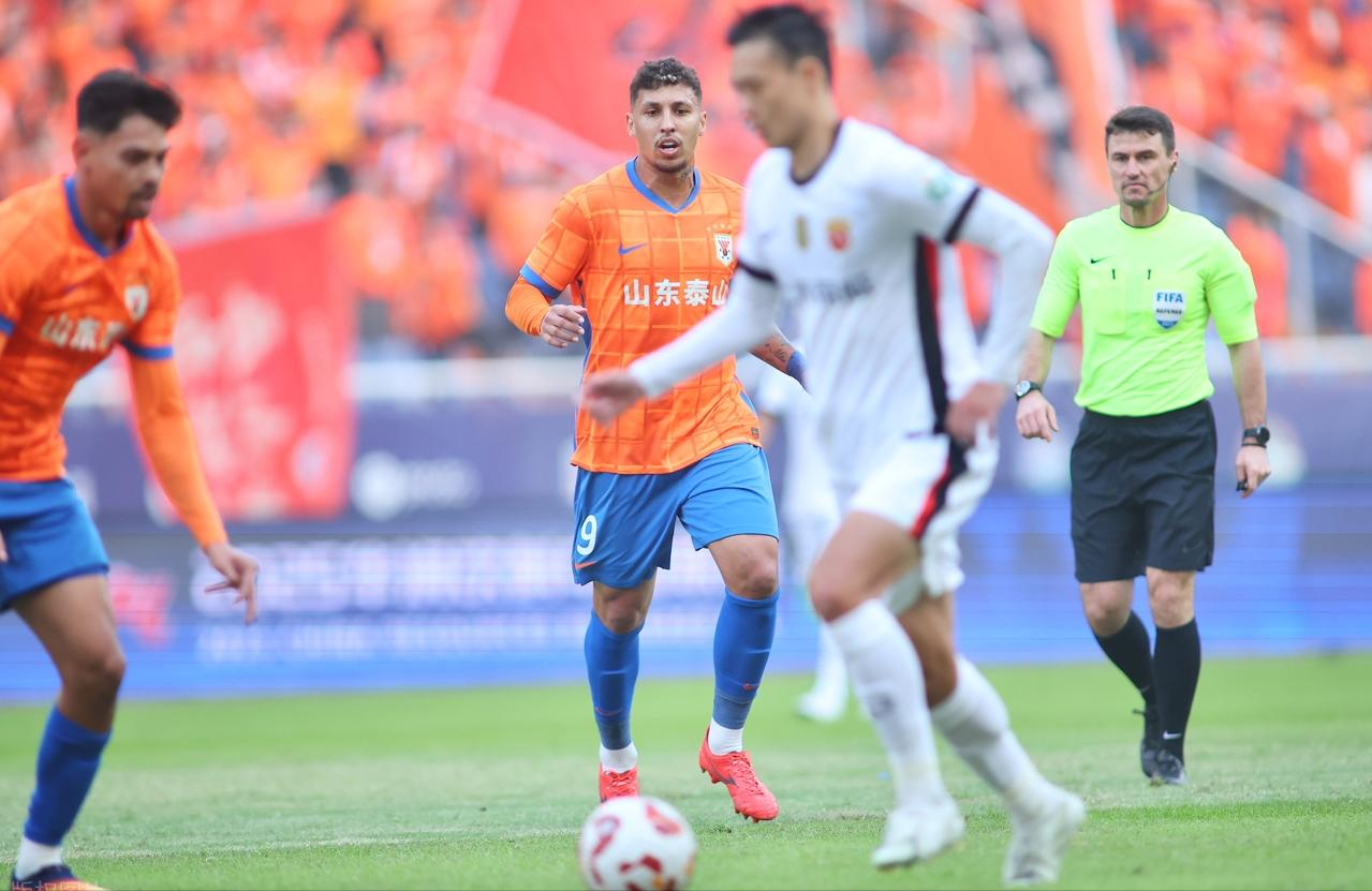 中超天王山之战：泰山3-1逆转海港，争冠格局生变