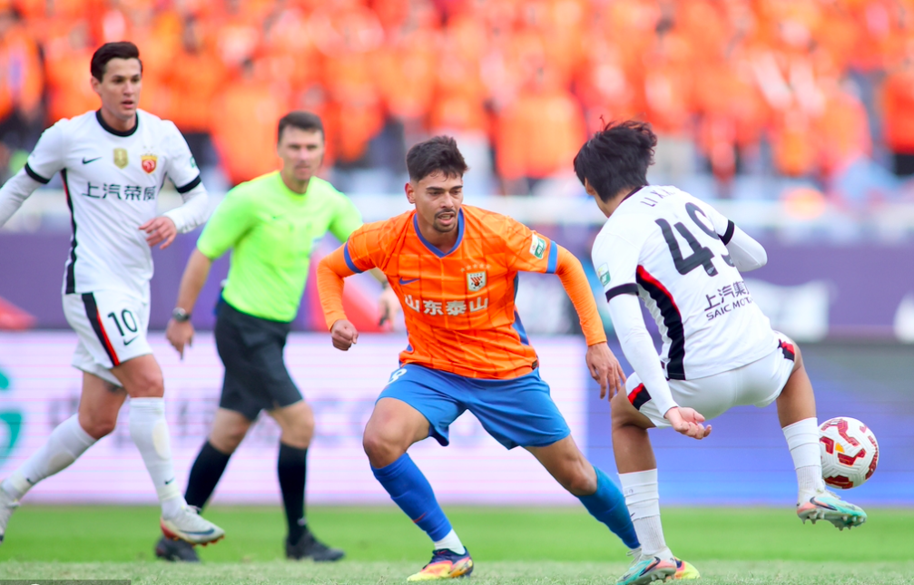 中超焦点战：山东泰山3-1逆转上海海港，神锋双响锁定金靴