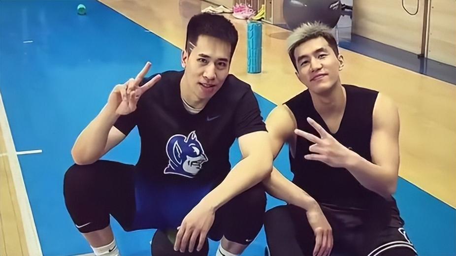 郭凯伦晒与郭艾伦同框视频 暗示堂哥将离沈 球迷排队求签名