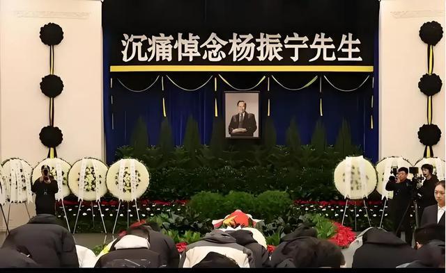 杨振宁告别仪式现场：49岁翁帆泪洒现场，杜致礼妹妹预言成真