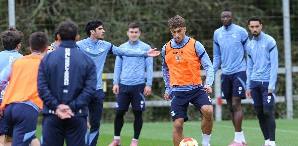 世体报道：久保建英脚踝伤势未愈，连续三场缺席或影响德比战