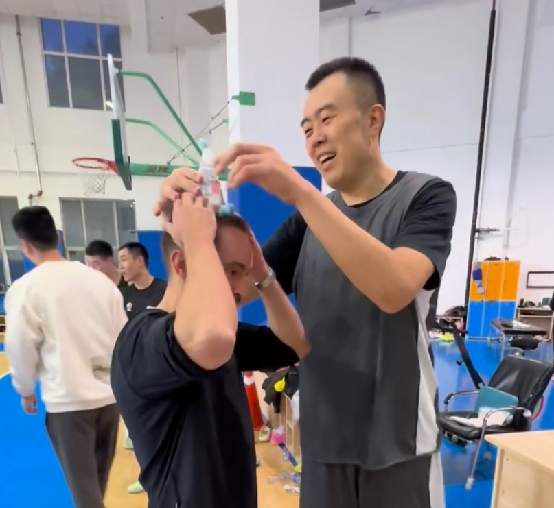 辽篮外教RUBIO生日派对：继伟调皮舔蛋糕，高诗岩摁头欢乐多