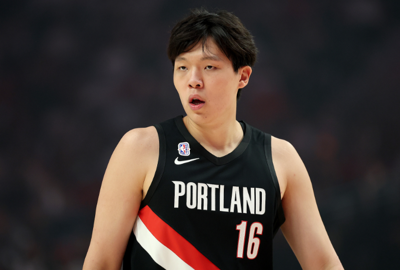 杨瀚森NBA首度上半场得分 连续三场仅得2分难获重用