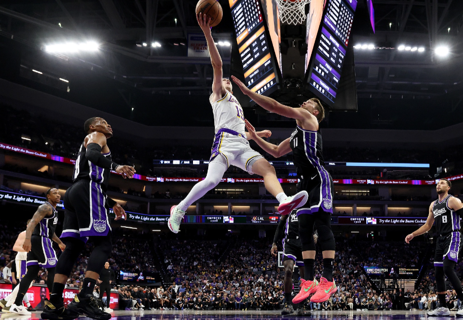 湖人客场险胜国王：里弗斯51分创赛季新高，范德彪替补亮眼