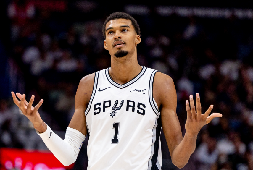 马刺118-107力克篮网登顶西部：文班亚马31+14+6帽创历史，托马斯空砍40分